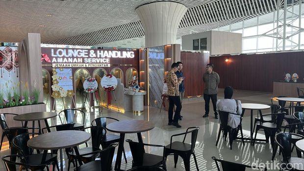 Suasana Lounge Haji dan Umrah milik PT Amanah Trans Service di Bandara Internasional Sultan Hasanuddin Makassar. Suasana Lounge Haji dan Umrah milik PT Amanah Trans Service di Bandara Internasional Sultan Hasanuddin Makassar.