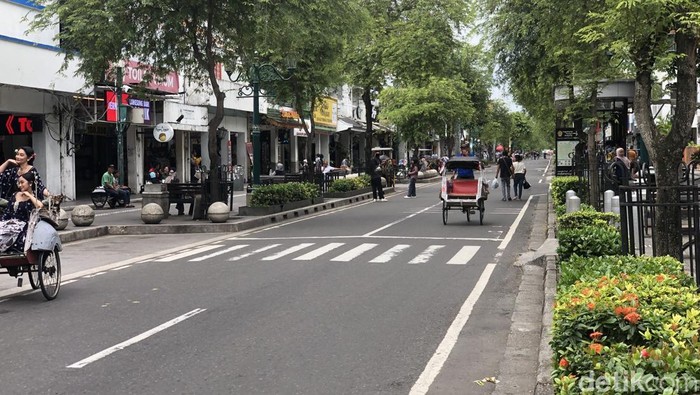 Suasana Malioboro saat uji coba bebas kendaraan atau Malioboro Full Pedestrian, Senin (1/12/2025).