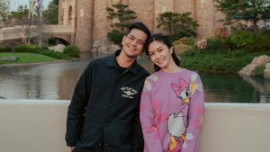 Dua belas tahun berjalan, tapi senyum mereka tetap serasi kayak baru jadian. Foto: Instagram Surya Insomnia