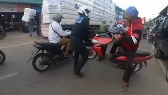 Pemotor Ngeyel Lawan Arah di Cibinong, Berakhir Ban Motornya Diangkat Polisi