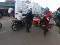 Video: Aksi Polantas Angkat Ban Pemotor Ngeyel yang Lawan Arah di Cibinong