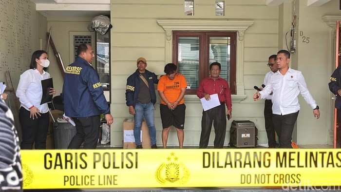 Teks foto: Petugas kepolisian saat menggelar rekonstruksi di rumah Khamozaro. (Finta Rahyuni/detikSumut