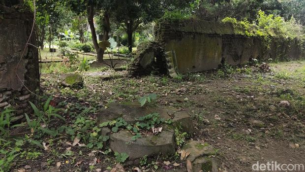 Reruntuhan sisa tembok yang dipercaya warga Padukuhan Kwarasan, Sleman sebagai gedogan atau kandang kuda Pangeran Diponegoro.