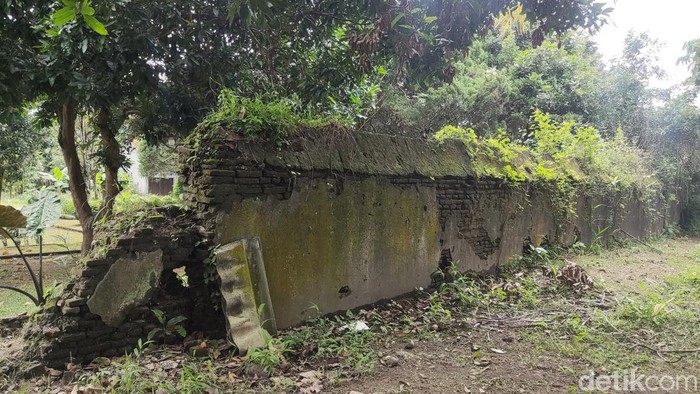 Reruntuhan sisa tembok yang dipercaya warga Padukuhan Kwarasan, Sleman sebagai gedogan atau kandang kuda Pangeran Diponegoro