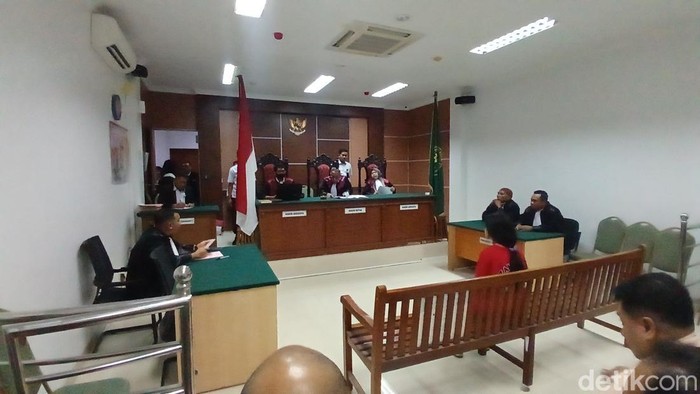 Terdakwa Marliyati Louru Peda saat mendengar pembacaan tuntutan oleh JPU. (Alamudin Hamapu/detikSumut)