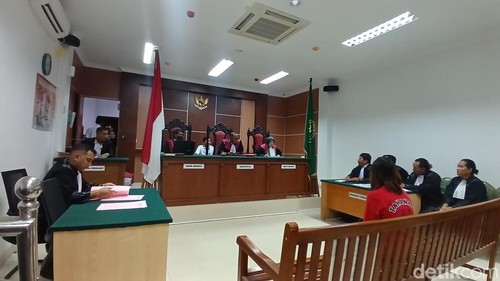 Terdakwa Roslina, majikan ART asal NTT jalani sidang tuntutan di PN Batam, Kepri. (Alamudin Hamapu/detikSumut)