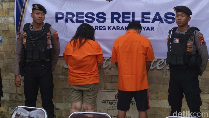 Tersangka penipuan ratusan karton oli dihadirkan di konferensi pers Mapolres Karanganyar, Senin (1/12/2025).