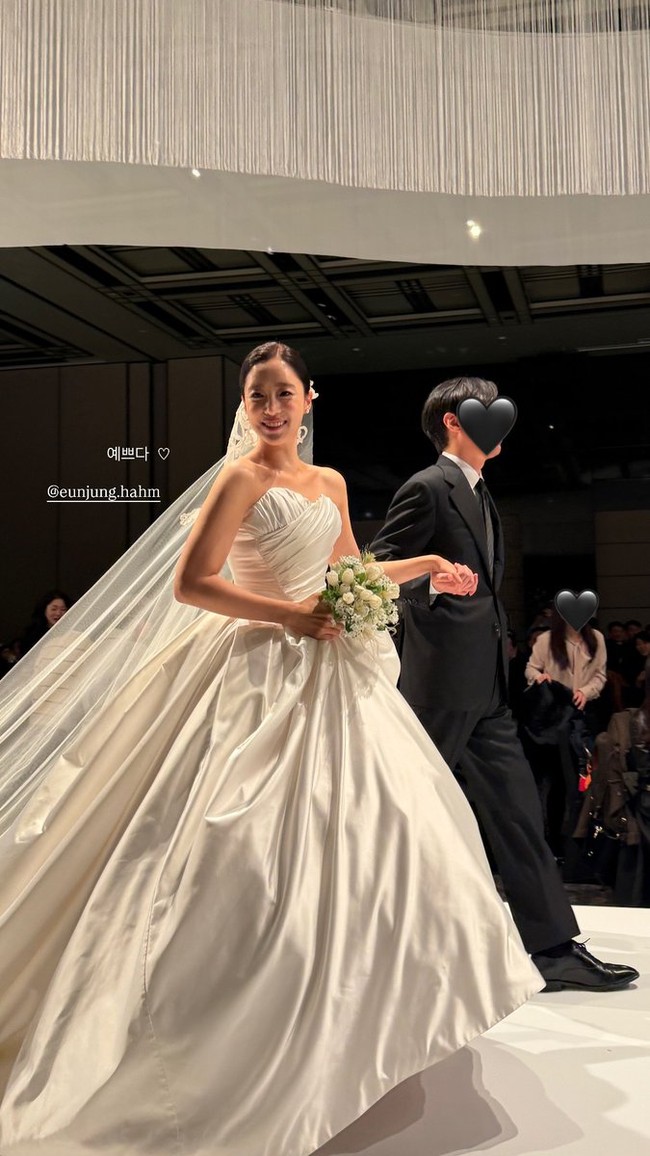 Pernikahan Hahm Eun Jung telah mencuri perhatian publik lantaran dipersunting sutradara ternama Kim Byung Woo, yang berada di balik kesuksesan film adaptasi webtoon, Omniscient Reader: The Prophecy. Foto: dok. Naver