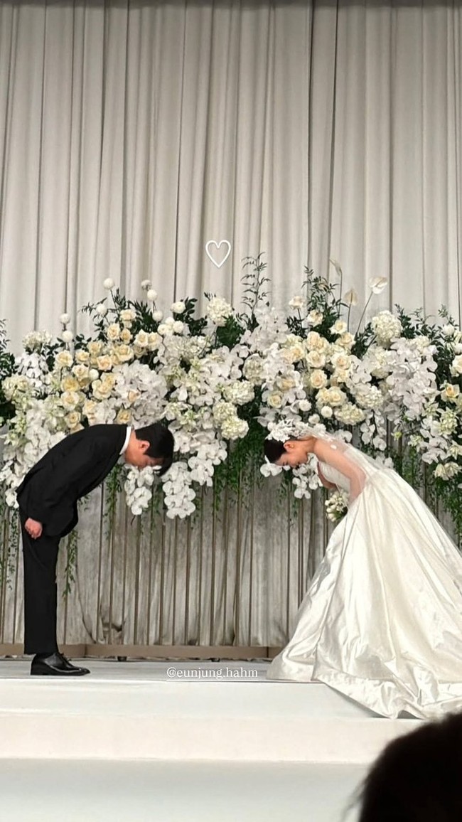 Pernikahan mereka dihadiri sederet wajah familiar termasuk personel grup KPop T-ARA, Ha Jung Woo, Ju Ji Hoon, dan Hwang Bo Ra. Foto: dok. Naver