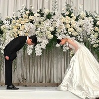 Pernikahan mereka dihadiri sederet wajah familiar termasuk personel grup KPop T-ARA, Ha Jung Woo, Ju Ji Hoon, dan Hwang Bo Ra. Foto: dok. Naver