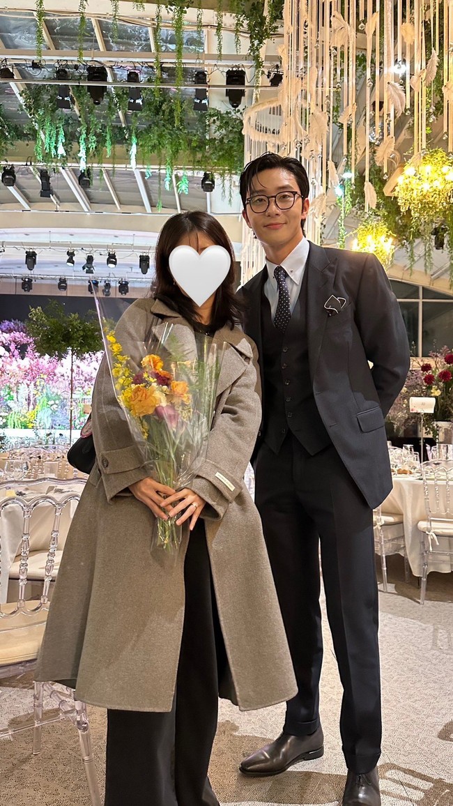 Meski publik tak bisa melihat penampilan Park Jin Joo berbalut gaun pengantin, Park Seo Joon terungkap menjadi salah satu tamu undangan di acara pernikahannya. Banyak rekannya yang memanfaatkan momen foto bersama sang aktor dan mengunggahnya di Instagram. Foto: dok. Naver