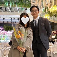 Meski publik tak bisa melihat penampilan Park Jin Joo berbalut gaun pengantin, Park Seo Joon terungkap menjadi salah satu tamu undangan di acara pernikahannya. Banyak rekannya yang memanfaatkan momen foto bersama sang aktor dan mengunggahnya di Instagram. Foto: dok. Naver