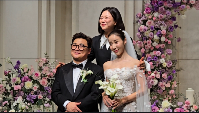 Selanjutnya ada komedian Yoon Jung Soo yang menggelar resepsi pernikahan dengan instruktur pilates eks reporter olahraga dan cuaca, Won Jin Seo pada 30 November 2025. Foto: dok. Naver