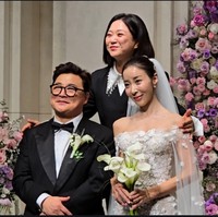 Selanjutnya ada komedian Yoon Jung Soo yang menggelar resepsi pernikahan dengan instruktur pilates eks reporter olahraga dan cuaca, Won Jin Seo pada 30 November 2025. Foto: dok. Naver