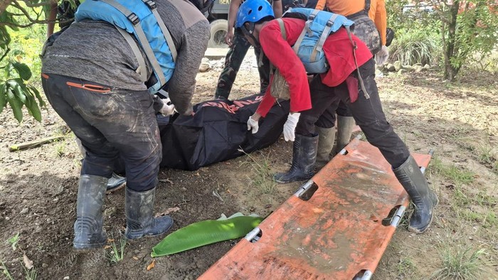Tim SAR saat mengevakuasi korban longsor Batang Toru. (Foto: dok.Kantor Pencarian dan Pertolongan Kelas A Medan)