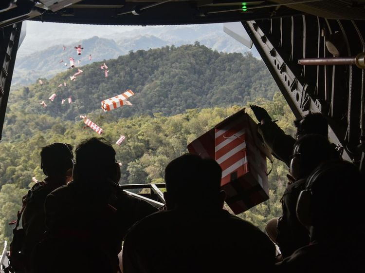 TNI AU Hujankan Heli Box Bantuan Makanan untuk Pengungsi di Tapanuli