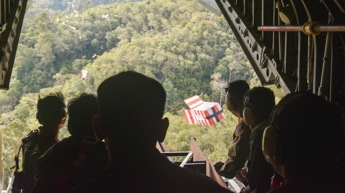 Prajurit TNI AU Skadron Udara 2 menata heli box berisi bantuan makanan yang akan didistribusikan menggunakan metode Container Delivery Sistem (CDS) dengan pesawat CN 295 di wilayah Tapanuli Tengah, Sumatera Utara, Senin (1/12/2025). TNI AU mendistribusikan 90 heli box bantuan berisi makanan untuk pengungsi bencana di wilayah Tapanuli dari udara. ANTARA FOTO/Fakhri Hermansyah