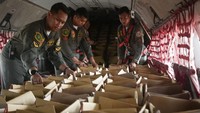 Prajurit TNI AU Skadron Udara 2 menata heli box berisi bantuan makanan yang akan didistribusikan menggunakan metode Container Delivery Sistem (CDS) dengan pesawat CN 295 di wilayah Tapanuli Tengah, Sumatera Utara, Senin (1/12/2025). ANTARA FOTO/Fakhri Hermansyah