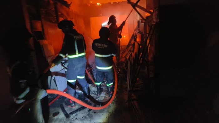 Toko bangunan di Desa Lebakwangi Kuningan terbakar