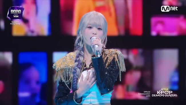 Ahyeon memegang posisi penting karena menyanyikan nada tinggi lagu Golden, seperti karakter Rumi, yang juga identik berkepang. Publik mulai membandingkan kemampuan vokal Ahyeon dengan penyanyi aslinya EJAE. Foto: Instagram