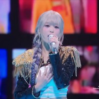 Ahyeon memegang posisi penting karena menyanyikan nada tinggi lagu Golden, seperti karakter Rumi, yang juga identik berkepang. Publik mulai membandingkan kemampuan vokal Ahyeon dengan penyanyi aslinya EJAE. Foto: Instagram