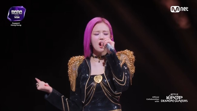 Tak kalah menawan. Personel BABYMONSTER asal Thailand, Pharita menirukan gaya Mira, yang juga punya warna rambut mencolok. Foto: Instagram