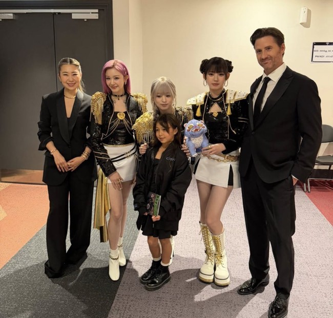 Publik semakin gemas lantaran melihat foto ketiga personel BABYMONSTER bersama tim KPop Demon Hunters di belakang panggung, saat merayakan kesuksesan bersama. Ahyeon juga tampak merangkul putri Maggie Kang, yang bernama Rumi, seperti karakter yang ia tirukan dari film animasi tersebut. Foto: Instagram