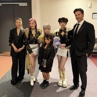 Publik semakin gemas lantaran melihat foto ketiga personel BABYMONSTER bersama tim KPop Demon Hunters di belakang panggung, saat merayakan kesuksesan bersama. Ahyeon juga tampak merangkul putri Maggie Kang, yang bernama Rumi, seperti karakter yang ia tirukan dari film animasi tersebut. Foto: Instagram