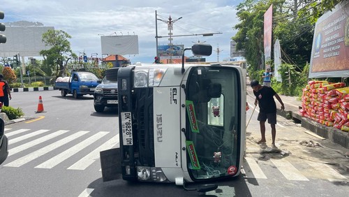 Truk pengangkut semen oleng akibat kelebihan muatan di Bypass Nusa Dua, Badung. Senin (1/12/2025).