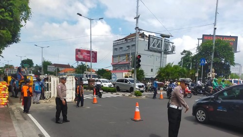Truk pengangkut semen oleng akibat kelebihan muatan di Bypass Nusa Dua, Badung, Senin (1/12/2025). (dok. Polsek Kuta Selatan)