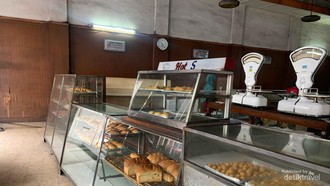 Mengunjungi Toko Roti Legend di Jalan Braga, Sudah Berdiri Sejak 1929