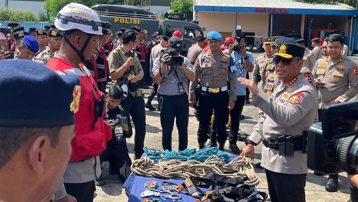 Wakapolri Komjen Dedi Prasetyo memimpin apel pergeseran pasukan dan pengiriman bantuan logistik ke daerah terdampak bencana di Aceh, Sumatera Utara, dan Sumatera Barat.