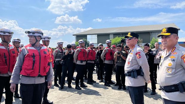 Wakapolri Komjen Dedi Prasetyo memimpin apel pergeseran pasukan dan pengiriman bantuan logistik ke daerah terdampak bencana di Aceh, Sumatera Utara, dan Sumatera Barat. Wakapolri Komjen Dedi Prasetyo memimpin apel pergeseran pasukan dan pengiriman bantuan logistik ke daerah terdampak bencana di Aceh, Sumatera Utara, dan Sumatera Barat.