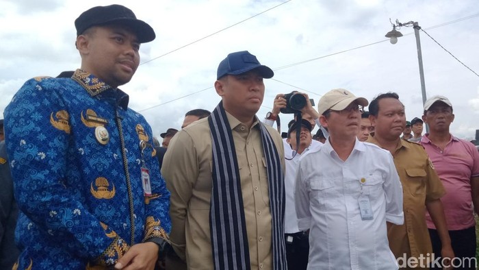 Wamentan Pertanian Sudaryono melihat panen raya padi di Karangdowo, Klaten.