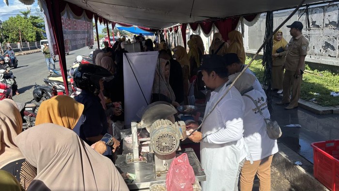 Warga memadati pasar murah di Bengkulu.