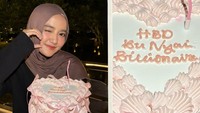 Wirda Mansur berulang tahun ke-26. Ia mendapat kejutan kue bertuliskan HBD Bu Nyai Billionaire dari kedua orang tuanya. (Foto: dok Instagram wirda_mansur)