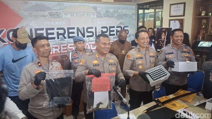 Quentin dan Kevin, ditangkap karena menyimpan narkoba jenis ganja liquid (cairan THC) di vlla tempat tinggalnya, Senin (1/12/2025). (Fabiola Dianira)