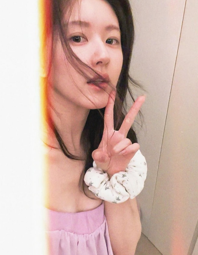 Zhao Lusi bahkan pernah memperlihatkan wajah polos tanpa makeup sama sekali, bahkan alis tipisnya dibiarkan terlihat natural. Foto: Instagram/@rooosyzh09