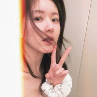 Zhao Lusi bahkan pernah memperlihatkan wajah polos tanpa makeup sama sekali, bahkan alis tipisnya dibiarkan terlihat natural. Foto: Instagram/@rooosyzh09