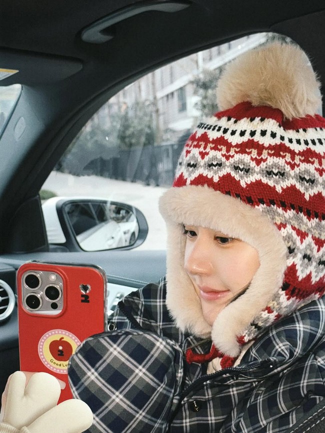 Pada beberapa foto, Zhao hanya memakai lip balm atau lip gloss untuk memberi kesan segar. Foto: Instagram/@rooosyzh09