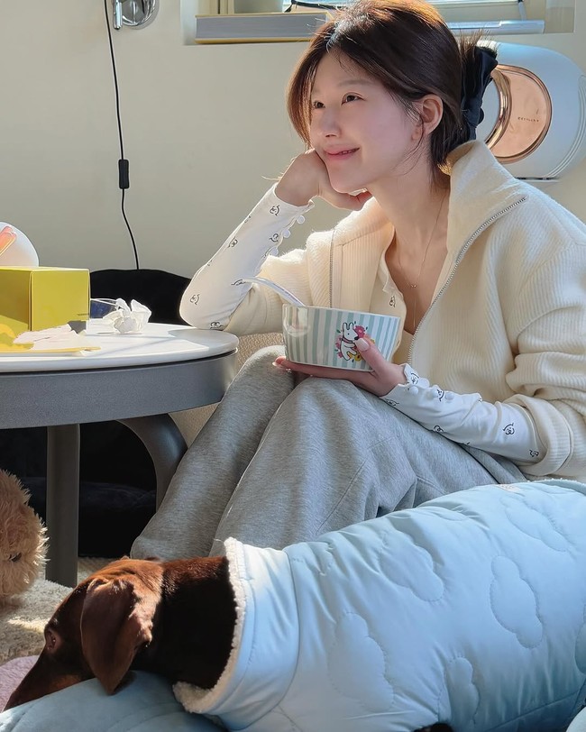 Zhao Lusi tampak mengunggah beberapa foto wajahnya tanpa polesan makeup, memperlihatkan kecantikan natural. Foto: Instagram/@rooosyzh09