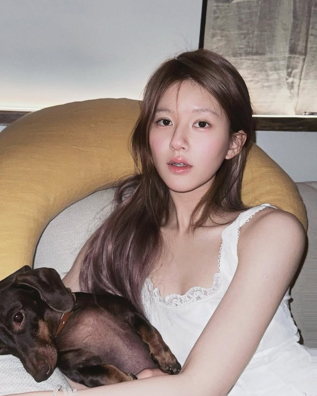 1. Zhao Lusi - 41 Miliar Views/ Zhao Lusi mendominasi tahun 2025 dengan 41 miliar views hashtag yang memecahkan rekor sepanjang masa untuk aktris drama modern China. Tak hanya karena drama dan kecantikan, masalah kesehatannya juga menuai perbincangan di Douyin. Foto: Instagram/@rooosyzh09