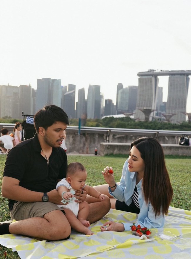 Aaliyah Massaid baru saja membagikan momen liburan keluarga kecilnya. Kali ini ia dan Thariq memilih mengajak baby Arash ke Singapura. Foto: Instagram/@aaliyah.massaid