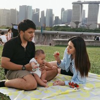 Aaliyah Massaid baru saja membagikan momen liburan keluarga kecilnya. Kali ini ia dan Thariq memilih mengajak baby Arash ke Singapura. Foto: Instagram/@aaliyah.massaid