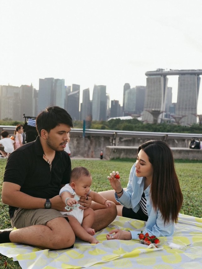 7 Foto Aaliyah Massaid Liburan di Singapura Sambil Momong Anak, Tetap Stylish