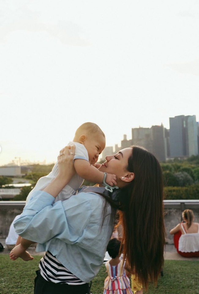 Liburan sambil momong anak, Aaliyah tetap terlihat cantik dan stylish dengan gayanya yang simpel dan natural. Pancarkan pesona mahmud, penampilan ibu satu anak itu banjir pujian. Foto: Instagram/@aaliyah.massaid
