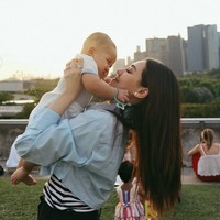 Liburan sambil momong anak, Aaliyah tetap terlihat cantik dan stylish dengan gayanya yang simpel dan natural. Pancarkan pesona mahmud, penampilan ibu satu anak itu banjir pujian. Foto: Instagram/@aaliyah.massaid