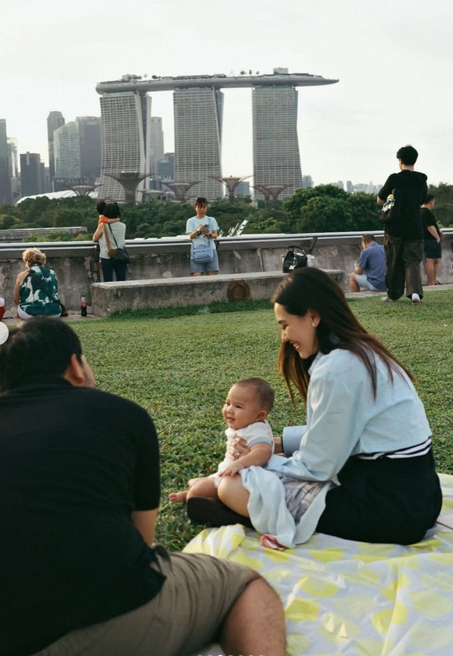 Aaliyah tampak mengenakan celana pendek hitam dipadkan kaos garis-garis dan kemeja  biru muda sebagai outer. Rambut panjangnya dibiarkan terurai natural. Foto: Instagram/@aaliyah.massaid