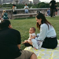 Aaliyah tampak mengenakan celana pendek hitam dipadkan kaos garis-garis dan kemeja  biru muda sebagai outer. Rambut panjangnya dibiarkan terurai natural. Foto: Instagram/@aaliyah.massaid