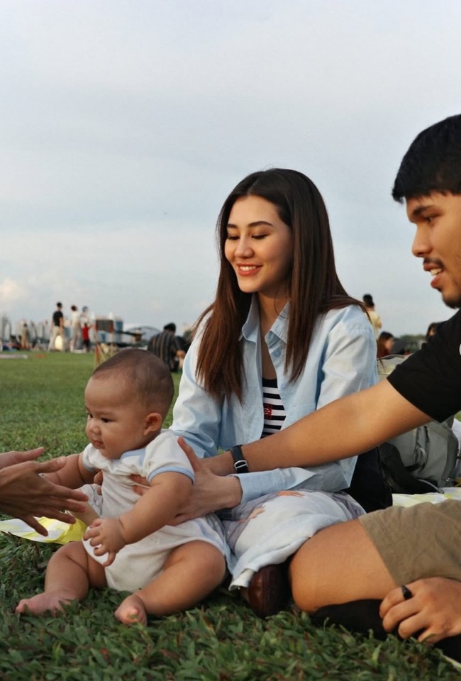 Kehadiran baby Arash yang semakin lucu dan imut juga tak kalah mencuri atensi. Sebentar lagi akan berusia 6 bulan, baby Arash terlihat menggemaskan dengan tubuhnya yang gempal. Foto: Instagram/@aaliyah.massaid